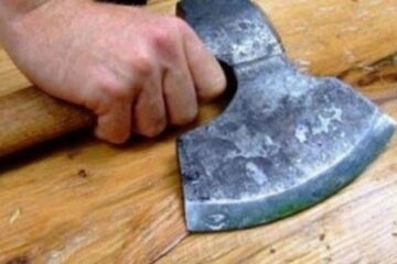 Un tânăr în vârstă de 25 de ani, din comuna Bălăceana, și-a atacat cu un topor un consătean cu 17 ani mai în vârstă. Foto: Satmareanul.net