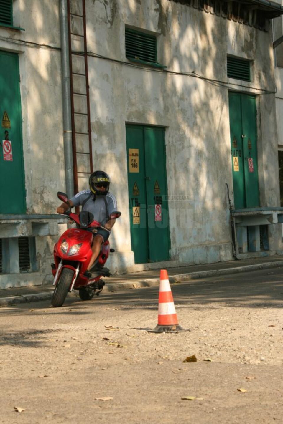 Mopediștii care vor permis trebuie sa dea examenul teoretic, la sală, și o probă de poligon Mopediștii care vor permis trebuie sa dea examenul teoretic, la sală, și o probă de poligon