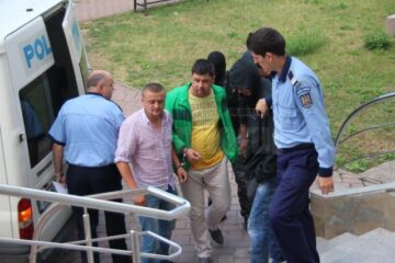 Ionel Curea (stânga) rămâne în continuare în arest, în timp ce polițistul de frontieră Mihai Gabriel Fodor (dreapta) a fost pus în libertate