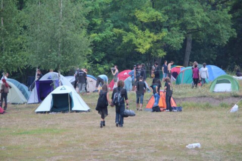Tabăra de rockeri care s-a instalat pe platoul cetății cuprinde 260 de corturi ale tinerilor participanți