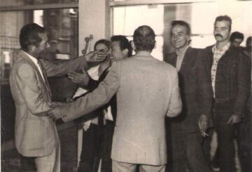 George L. Ostafi se îmbrățișează cu Gheorghe Vitanidis la finalul filmărilor