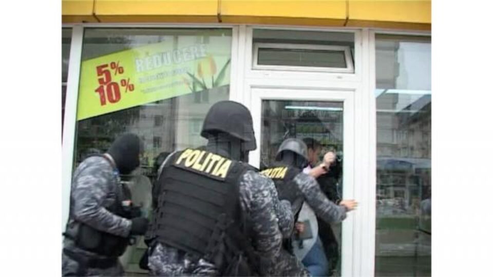 Geamul ușii de acces a fost spart cu un berbece, iar „mascații” au pătruns în interior Geamul ușii de acces a fost spart cu un berbece, iar „mascații” au pătruns în interior