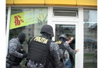 Geamul ușii de acces a fost spart cu un berbece, iar „mascații” au pătruns în interior