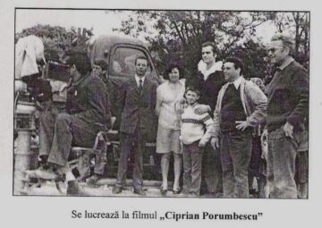 George L. Ostafi cu soția și fiul lor împreună cu echipa de filmare
