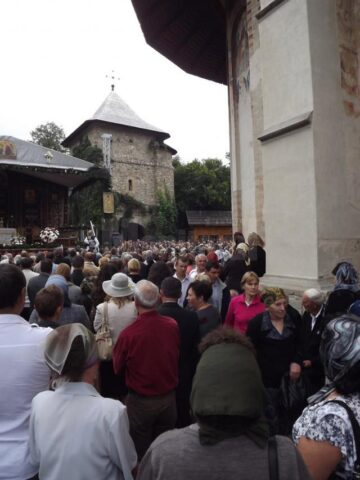 Mii de credincioși veniți din toate colțurile țării au participat la resfințirea Mănăstirii Moldovița