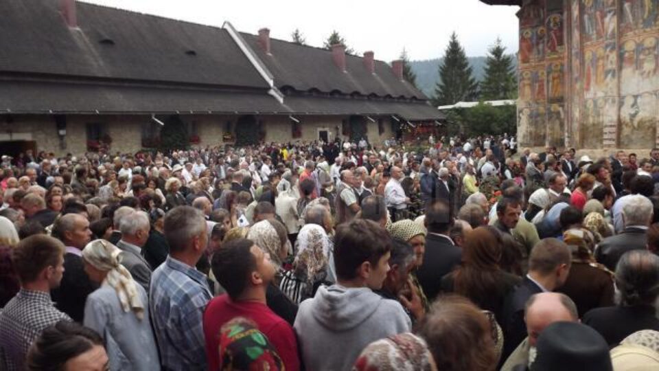 Mii de credincioși veniți din toate colțurile țării au participat la resfințirea Mănăstirii Moldovița