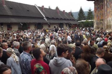 Mii de credincioși veniți din toate colțurile țării au participat la resfințirea Mănăstirii Moldovița