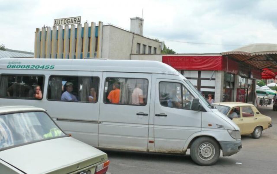 Firmele de transport care percep tarife foarte mari pentru naveta elevilor vor fi verificate Firmele de transport care percep tarife foarte mari pentru naveta elevilor vor fi verificate