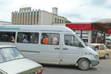 Firmele de transport care percep tarife foarte mari pentru naveta elevilor vor fi verificate