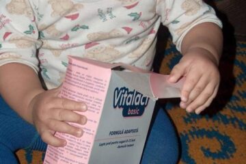 Laptele praf formulă pentru sugari se acordă gratuit, pe bază de prescripție medicală eliberată de medicul de familie. Foto: Ziarul de Bacău