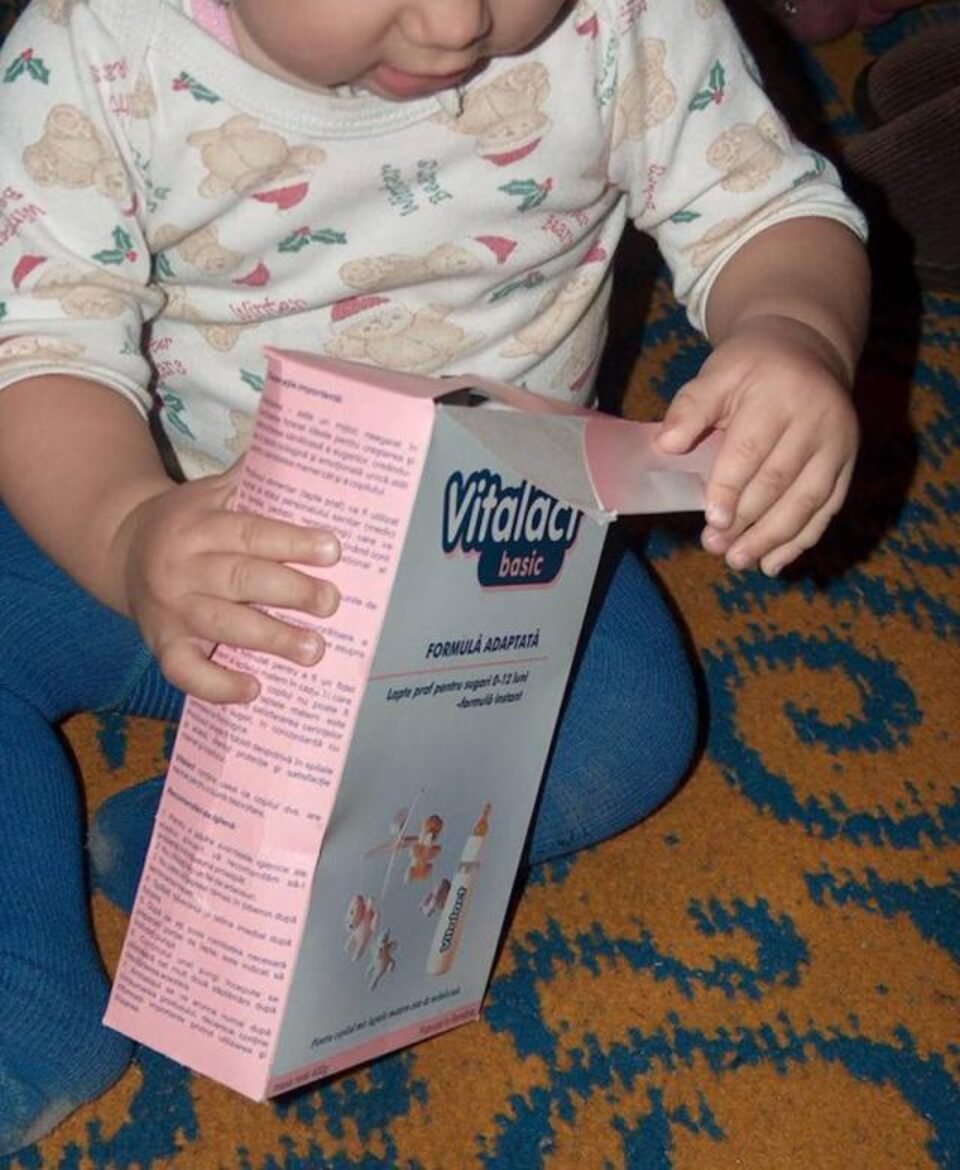 Laptele praf formulă pentru sugari se acordă gratuit, pe bază de prescripție medicală eliberată de medicul de familie. Foto: Ziarul de Bacău Laptele praf formulă pentru sugari se acordă gratuit, pe bază de prescripție medicală eliberată de medicul de familie. Foto: Ziarul de Bacău