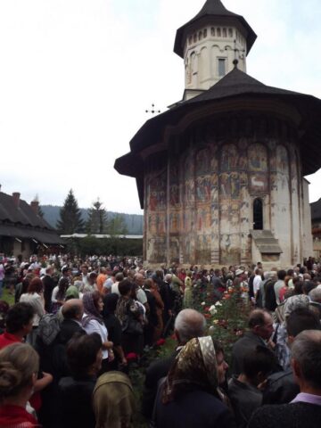 Mii de credincioși veniți din toate colțurile țării au participat la resfințirea Mănăstirii Moldovița