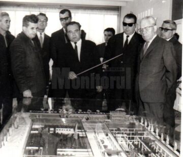 Vizita de lucru a lui Nicolae Ceaușescu la Uzina de piese de schimb din Suceava. (27 mai 1970) - Fototeca online a comunismului românesc