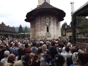 Mii de credincioși veniți din toate colțurile țării au participat la resfințirea Mănăstirii Moldovița