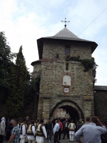 Mii de credincioși veniți din toate colțurile țării au participat la resfințirea Mănăstirii Moldovița