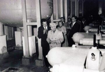 1982, 2 iulie. Vizită de lucru la Întreprinderea de fire artificiale Suceava. Foto: comunismulinromania.ro