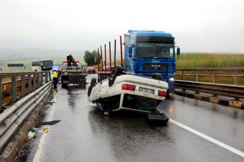 Șoferul a derapat pe carosabilul umed, a încălecat bara de protecție și s-a răsturnat