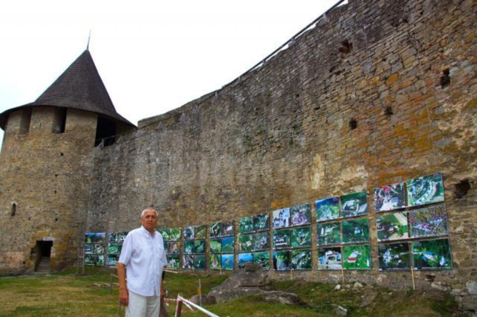 Etalată pe zidurile Cetății Hotin, expoziția este alcătuită din 80 de imagini de mari dimensiuni