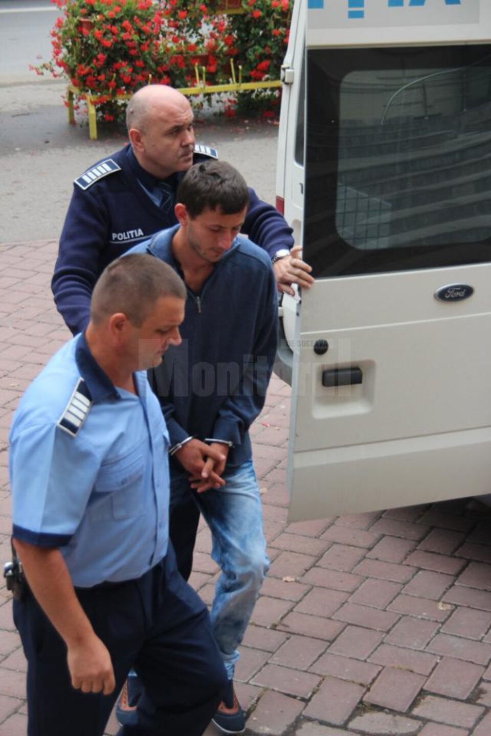 Ionuț Mazarache a fost prezentat instanței de Judecată, Judecătoria Suceava, care a emis mandat de arestare pentru 29 de zile Ionuț Mazarache a fost prezentat instanței de Judecată, Judecătoria Suceava, care a emis mandat de arestare pentru 29 de zile