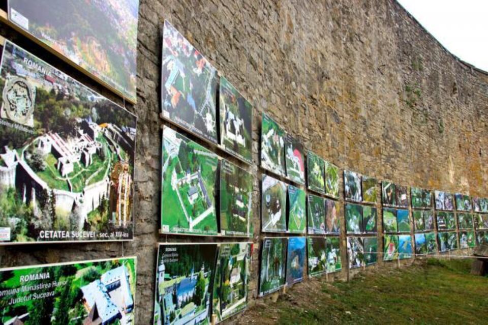 Etalată pe zidurile Cetății Hotin, expoziția este alcătuită din 80 de imagini de mari dimensiuni