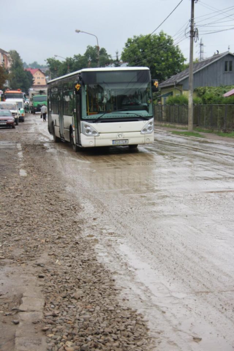 Autobuzele și microbuzele firmelor de transport local trec zilnic prin șanțurile de pe Cuza Vodă, ceea ce impune reparații suplimentare