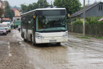 Autobuzele și microbuzele firmelor de transport local trec zilnic prin șanțurile de pe Cuza Vodă, ceea ce impune reparații suplimentare