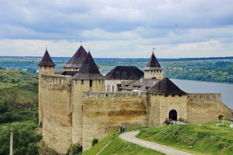 Etalată pe zidurile Cetății Hotin, expoziția este alcătuită din 80 de imagini de mari dimensiuni