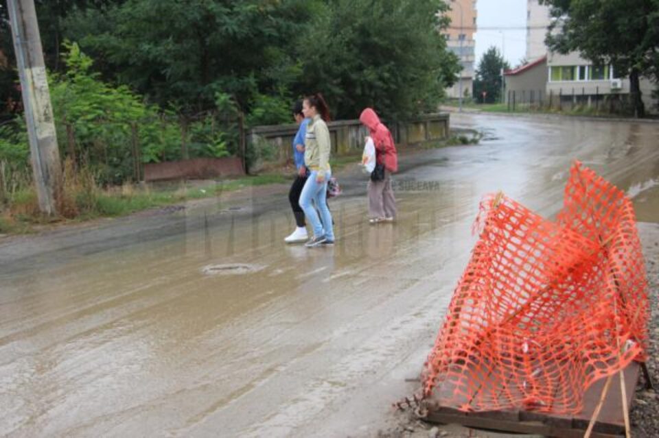 Cei care au de mers pe strada Cuza Vodă sunt condamnați să se afunde în noroiul care se întinde peste tot