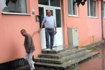 Lacul din fața blocului 3D, scara A, de pe strada Ana Ipătescu le face probleme locatarilor de ani de zile