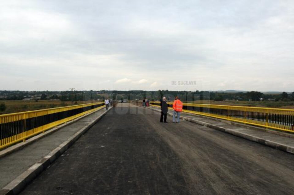 Podul are o lungime totală de peste 100 de metri, din care constructorul a refăcut 54 de metri