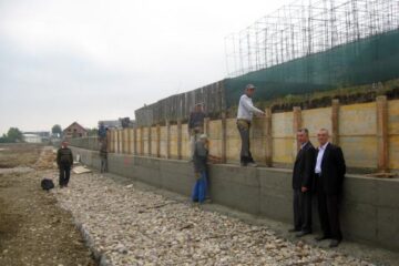 După suplimentarea numărului de oameni, ampla lucrare de apărare împotriva inundațiilor ar urma să fie finalizată pe 15 noiembrie a.c.