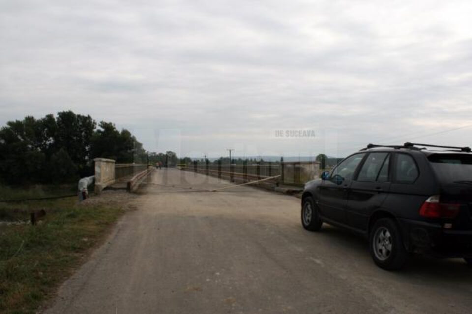 Podul are o lungime totală de peste 100 de metri, din care constructorul a refăcut 54 de metri