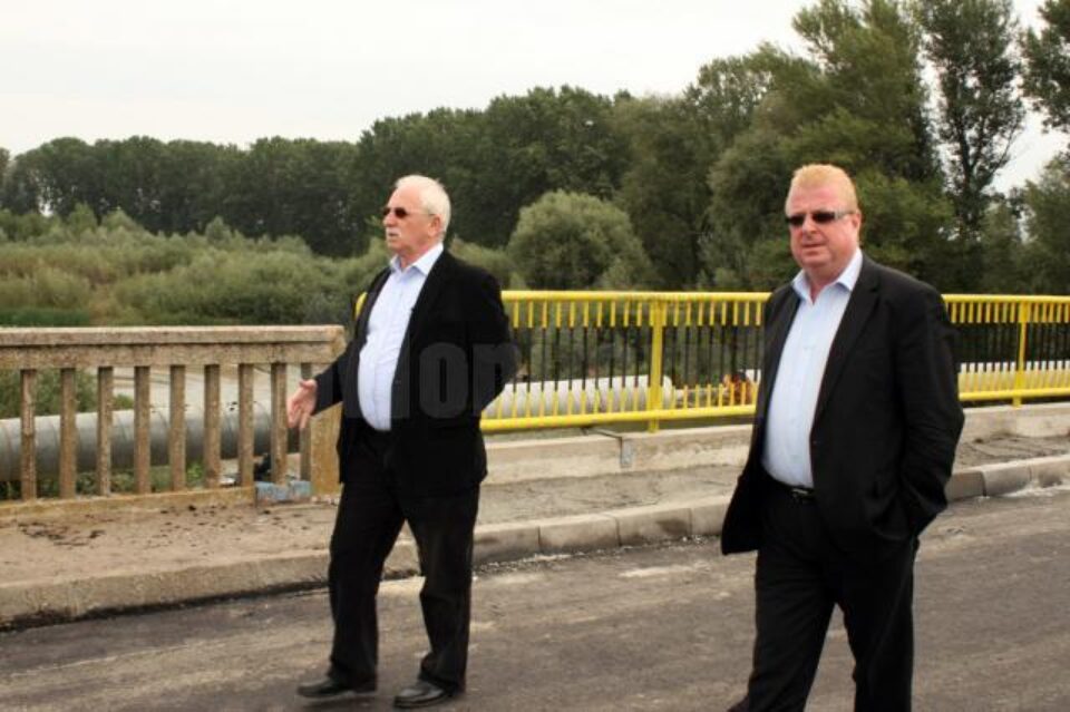 Nelu Opincaru, administratorul firmei Soconi, și Alexandru Rădulescu, vicepreședinte CJ