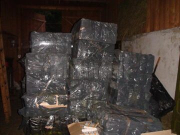 Țigări de contrabandă în valoare de peste 140.000 de euro au fost găsite miercuri dimineață de polițiști în șura unei gospodării din satul Laura, orașul Vicovu de Sus