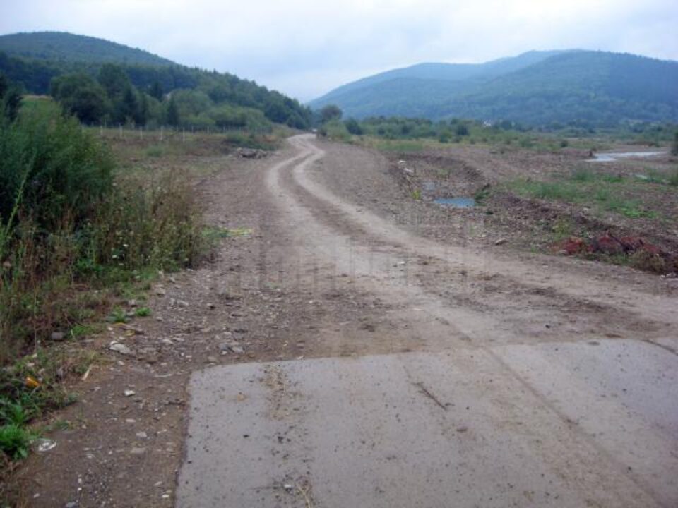 Porțiunea de drum care a fost ruptă de ape în 2010. Cei mai mulți bani sunt necesari acum pentru lucrările de apărare a drumului Porțiunea de drum care a fost ruptă de ape în 2010. Cei mai mulți bani sunt necesari acum pentru lucrările de apărare a drumului