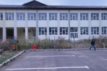 La Rădăuți, o școală cu 12 săli de clasă stă nefolosită după ce constructorul a anunțat că nu va preda cheile decât abia după ce va încasa suma de 3,73 de milioane de lei