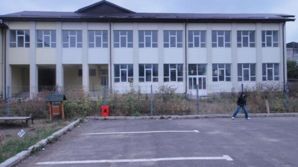 La Rădăuți, o școală cu 12 săli de clasă stă nefolosită după ce constructorul a anunțat că nu va preda cheile decât abia după ce va încasa suma de 3,73 de milioane de lei La Rădăuți, o școală cu 12 săli de clasă stă nefolosită după ce constructorul a anunțat că nu va preda cheile decât abia după ce va încasa suma de 3,73 de milioane de lei