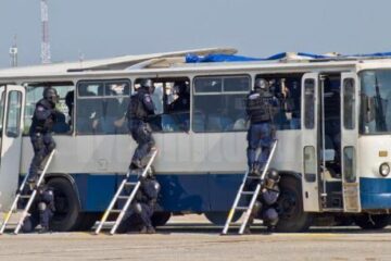 Jandarmii intervin în cazul unui grup infracțional care se deplasează cu un autobuz în care se află ostatici