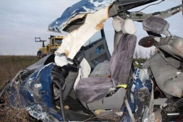 Trei români au murit și 18 au fost răniți într-un accident produs vineri dimineață în Ungaria, după ce microbuzul în care se aflau a fost implicat într-un accident pe autostrada M5. Foto: MTI