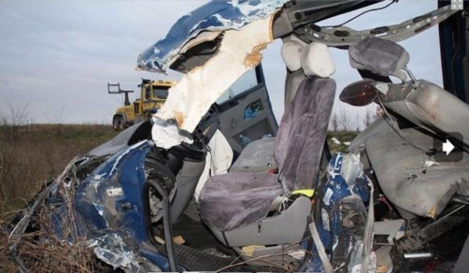 Trei români au murit și 18 au fost răniți într-un accident produs vineri dimineață în Ungaria, după ce microbuzul în care se aflau a fost implicat într-un accident pe autostrada M5. Foto: MTI