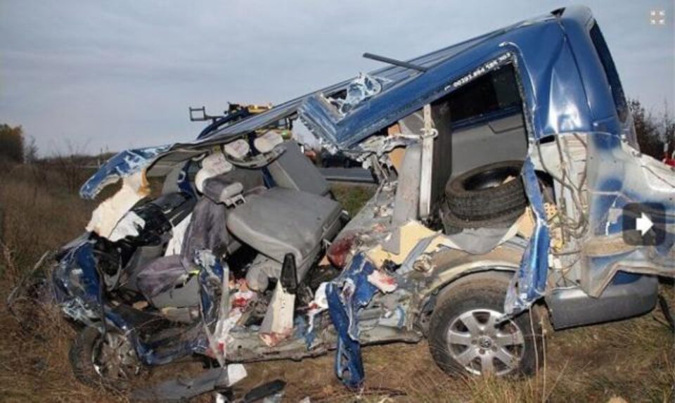 Trei români au murit și 18 au fost răniți într-un accident produs vineri dimineață în Ungaria, după ce microbuzul în care se aflau a fost implicat într-un accident pe autostrada M5. Foto: MTI