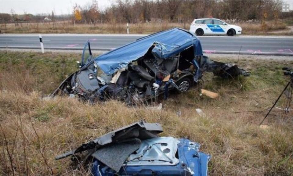 Trei români au murit și 18 au fost răniți într-un accident produs vineri dimineață în Ungaria, după ce microbuzul în care se aflau a fost implicat într-un accident pe autostrada M5. Foto: MTI