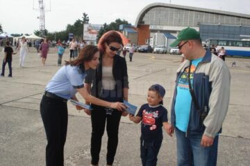 Peste o mie de materiale pentru prevenirea tâlhăriilor, distribuite de polițiști la Suceava Air Show 2013