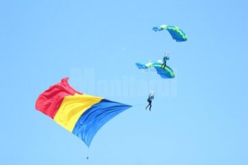 Parașutiști care au coborât în formație cu tricolorul