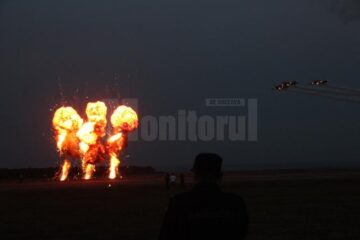 Acrobații spectaculoase printre efecte pirotehnice, la Suceava Air Show 2013