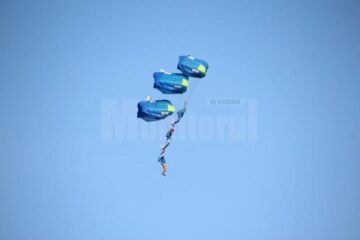 Acrobații spectaculoase printre efecte pirotehnice, la Suceava Air Show 2013