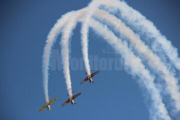 Acrobații spectaculoase printre efecte pirotehnice, la Suceava Air Show 2013