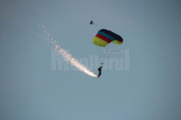 Acrobații spectaculoase printre efecte pirotehnice, la Suceava Air Show 2013