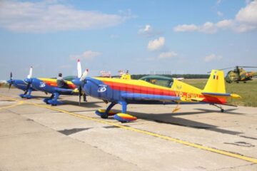 Acrobații spectaculoase printre efecte pirotehnice, la Suceava Air Show 2013