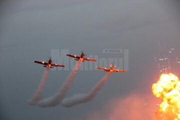Acrobații spectaculoase printre efecte pirotehnice, la Suceava Air Show 2013